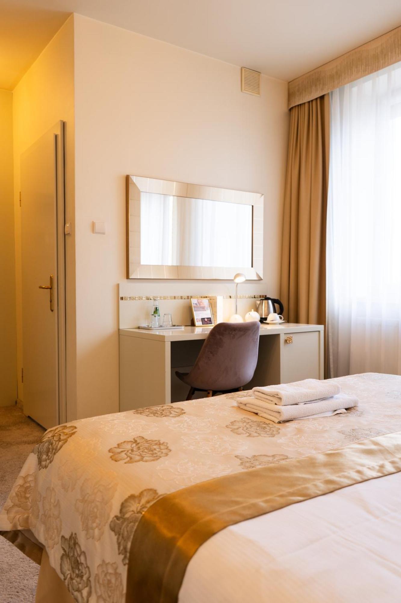 Hotel Court Wellness&Spa Kędzierzyn-Koźle Exterior foto